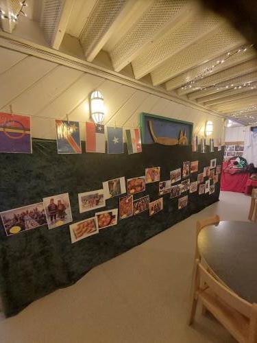 Det er pyntet til fest. 